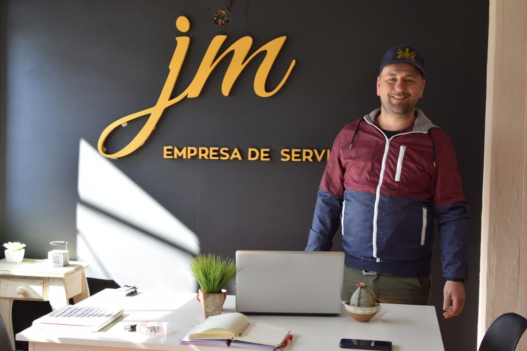  José  Moscardini, es de Turdera, tiene una empresa de limpieza y ofrece trabajo a sus vecinos 