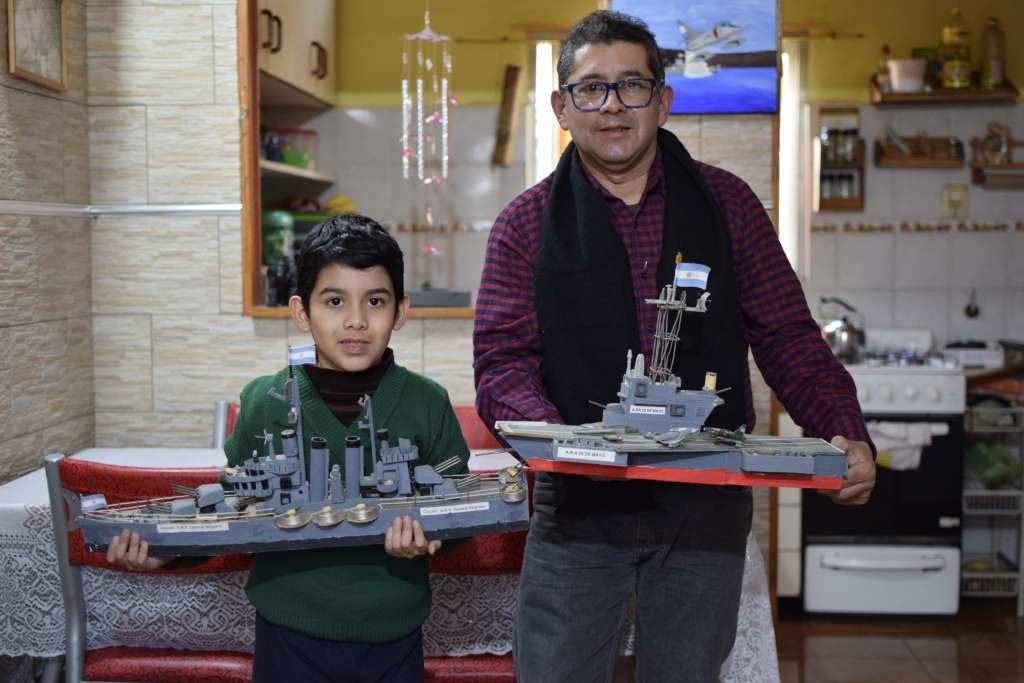  Víctor con su hijo fabrican buques de guerra argentinos a escala con materiales reciclados.  