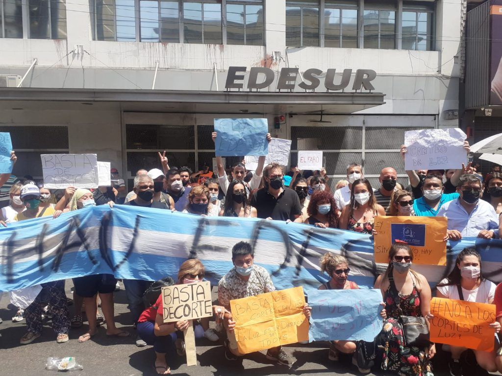Vecinos de Lomas de Zamora realizaron una manifestación frente EDESUR por los reiterados cortes de luz