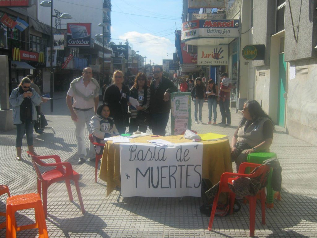 Junta de firmas pidiendo "basta de muertes" y seguridad para los vecinos de Lomas de Zamora 