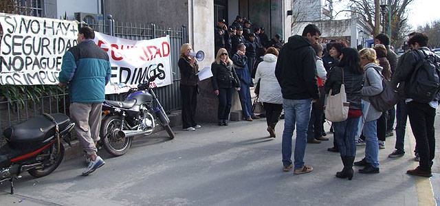 Manifestación frente al Concejo Deliberante durante una sesión donde se pidió la implementar Mesas Vecinales
