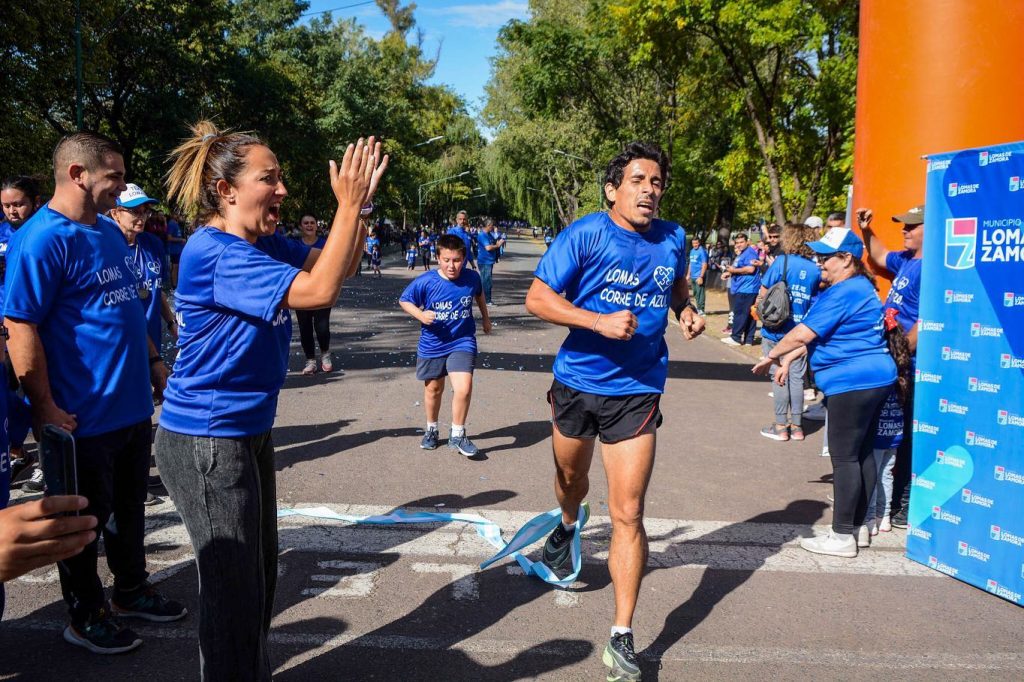 La intendenta interina de Lomas de Zamora, Marina Lesci, participó de la maratón "Lomas Corre de Azul" 