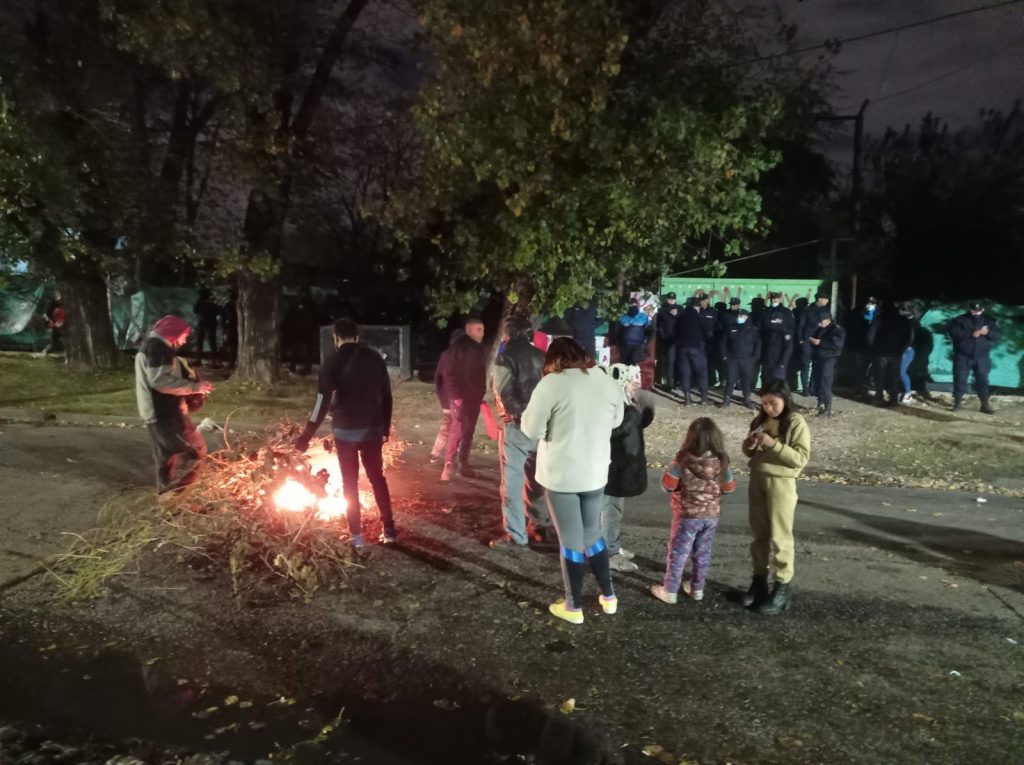 Vecinos de Lomas de Zamora llevaron a cabo una protesta frente a un Hogar de Niños acusado de supuesto maltrato a los menores