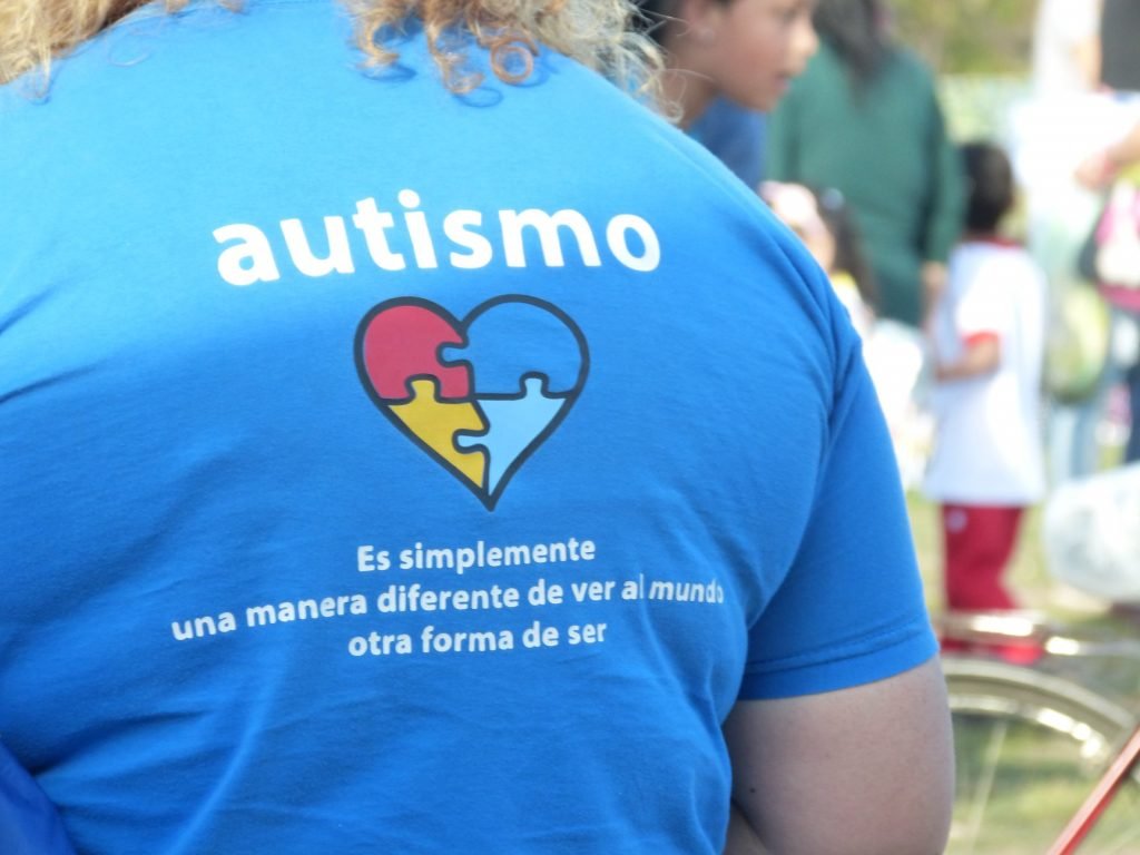 Banfield se tiñe de azul, el color del Autismo con Familia TEA, quienes buscan concienciar e informar sobre el Trastorno del Espectro Autista