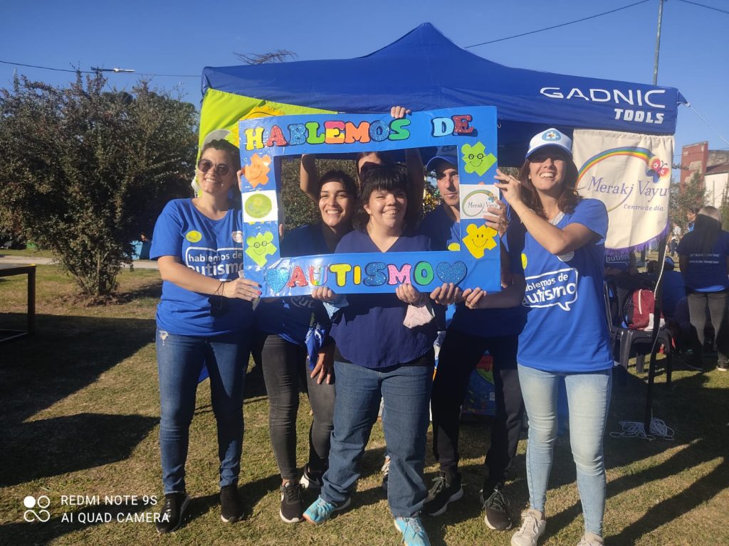 Banfield se tiñe de azul, el color del Autismo con Familia TEA, quienes buscan concienciar e informar sobre el Trastorno del Espectro Autista