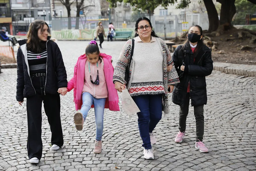 FOTO: La Nacion.  Stella Maris con su hijas menores Micaela, Iara y Milagros.