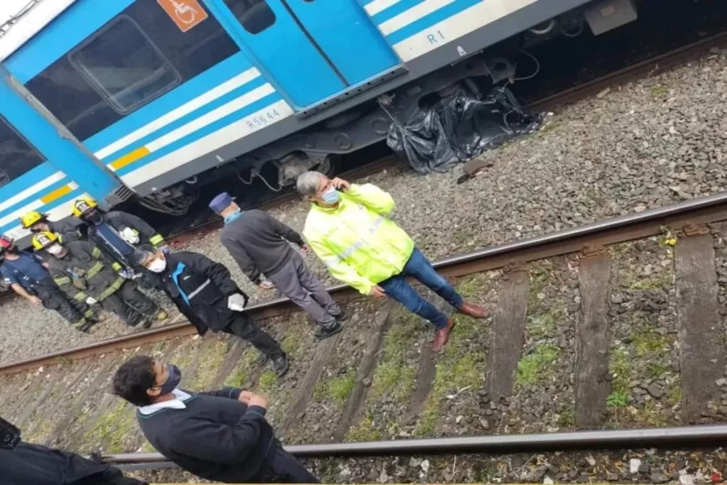 Un joven se suicidó al arrojarse sobre las vías del Tren Roca. La formación no llegó a frenar y le pasó por encima 