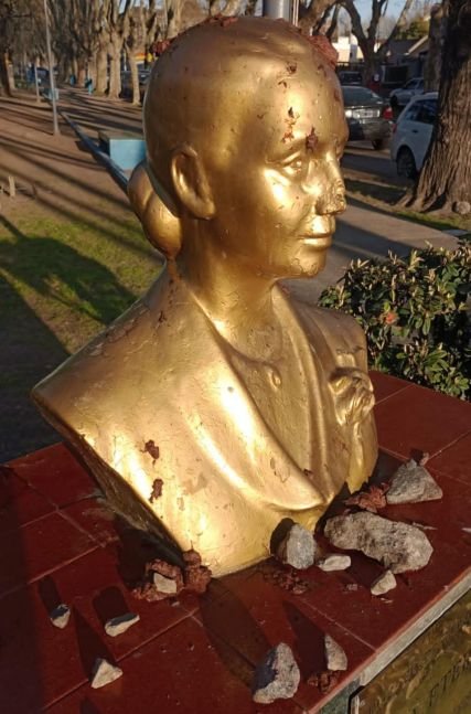 Arrojaron excremento a un busto de Eva Perón en Lomas de Zamora 