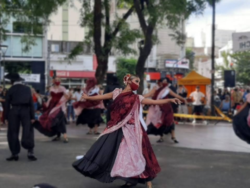 Micaela González es bailarina en un grupo de ballet folklórico que buscan cumplir su sueño de bailar en el Cosquín Joven