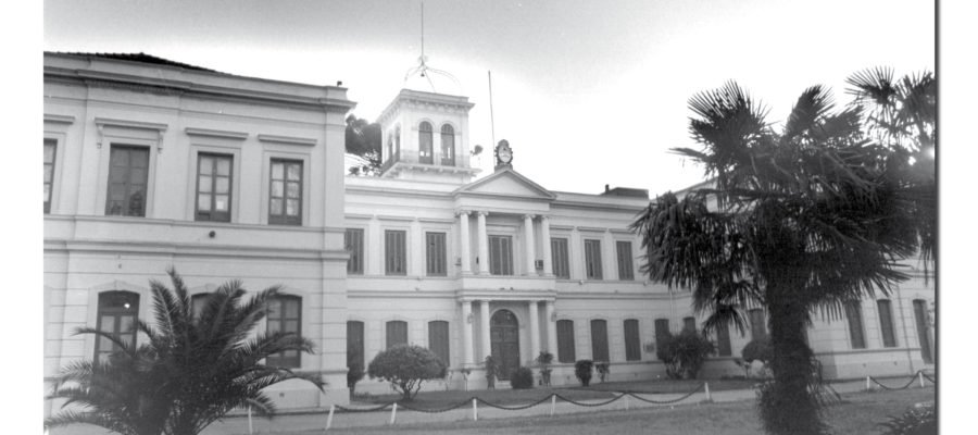 Hoy la Universidad Nacional de Lomas de Zamora (UNLZ) cumple 50 años de servicio siendo la primer en la región