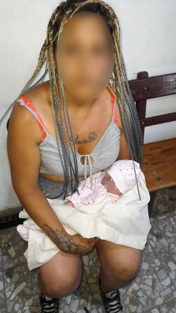 Encontraron a la bebé alrededor de las 16.30 hs en la localidad de Luis Guillón cuando la mujer que la llevaba estaba a punto de tomar un micro.