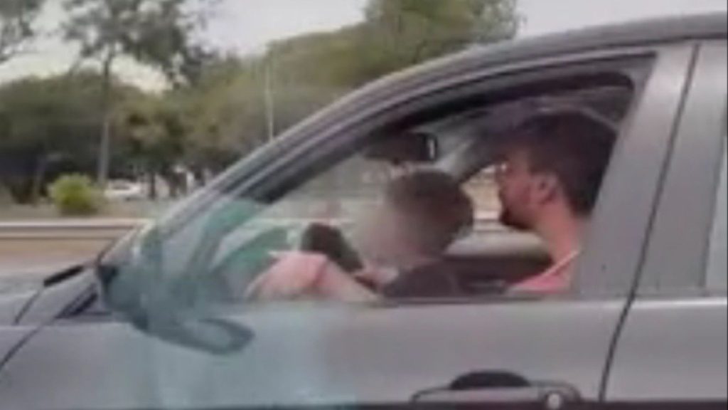 La imprudencia de un hombre que puso a un nene a manejar en pleno Camino de Cintura y continuó en autopista Riccheri