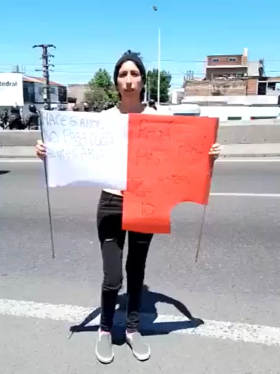 Exige la cuota alimentaria de sus hijos se viralizó en pleno corte de Puente La Noria.
