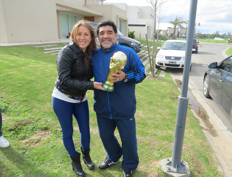 La FIFA le prohibió realizar la réplica exacta de la Copa del Mundo a la artesana lomense que creó la copa que tuvo Messi en sus manos