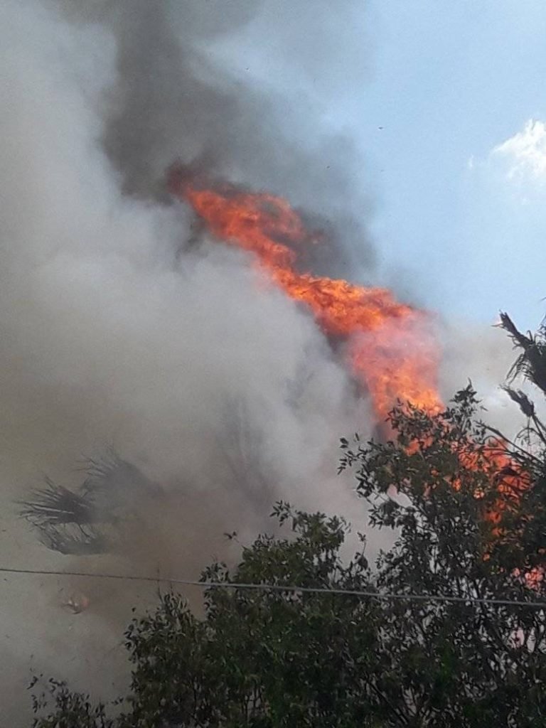 Dos incendios se desencadenaron casi en simultáneo este domingo en viviendas de distintos barrios lomenses