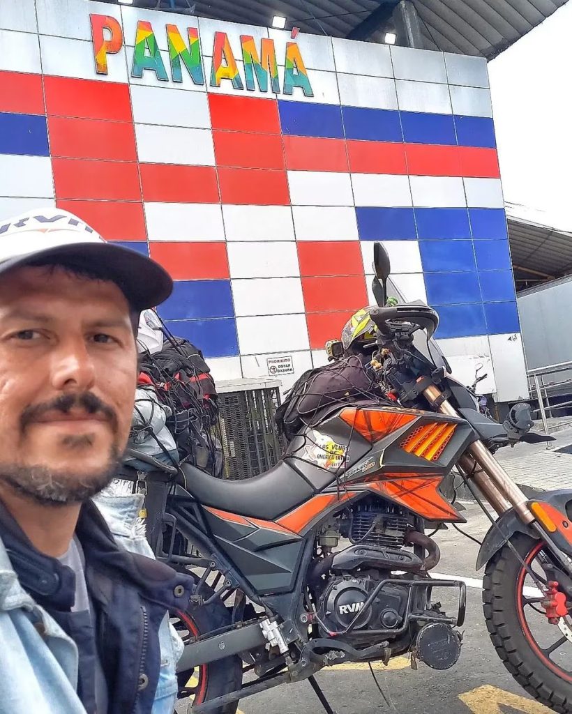 Un profesor de Lomas de Zamora que viajaba por el mundo en moto quedó varado en Panamá luego de un naufragio