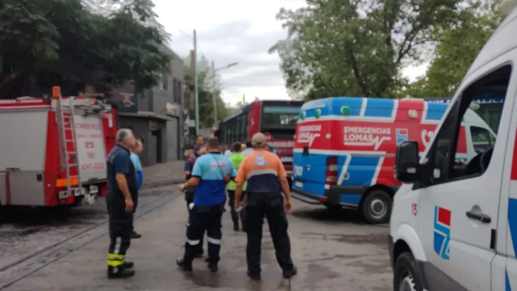 Un choque en cadena entre tres colectivos resultó con un chofer hospitalizado y varios pasajeros heridos