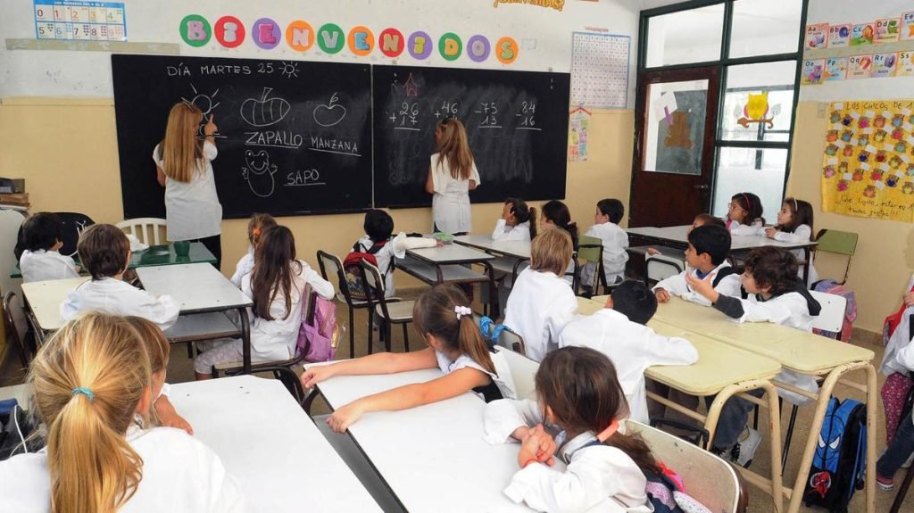 Se firmó un convenio para que más de 1.500 escuelas primarias bonaerenses incorporen una hora más de clase por día