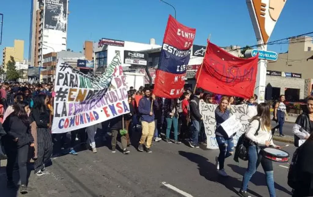 La Escuela Normal Antonio Mentruyt pide a las autoridades medidas para solucionar problemas que afectan el desarrollo escolar.