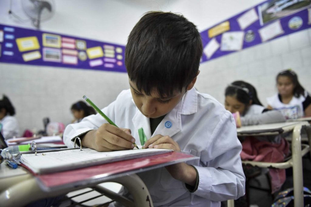 Se firmó un convenio para que más de 1.500 escuelas primarias bonaerenses incorporen una hora más de clase por día