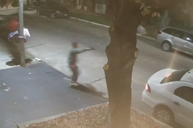 la golpearon para robarle