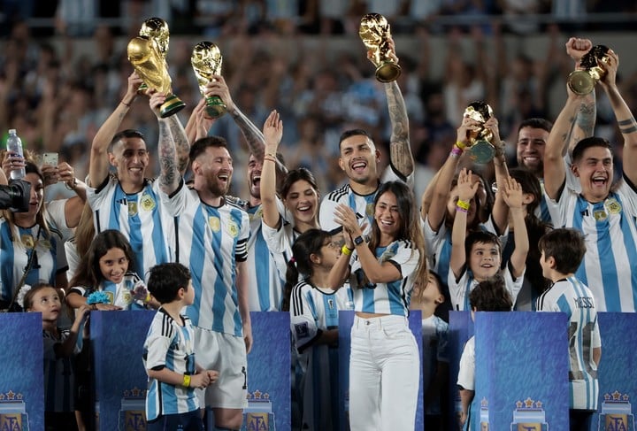 La FIFA le prohibió realizar la réplica exacta de la Copa del Mundo a la artesana lomense que creó la copa que tuvo Messi en sus manos