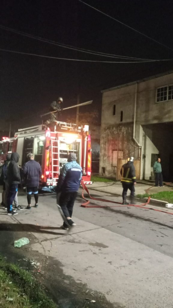 Quedó en la calle y perdió todo y algunas de sus mascotas, luego de que un incendio destruyera las casa donde alquilaba