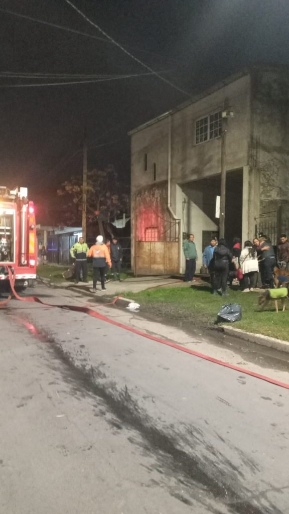 Quedó en la calle y perdió todo y algunas de sus mascotas, luego de que un incendio destruyera las casa donde alquilaba