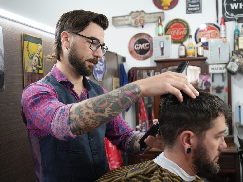 Matías nos cuenta un poco sobre su barbería con un toque retro en el que pone música a sus clientes en tocadiscos 
