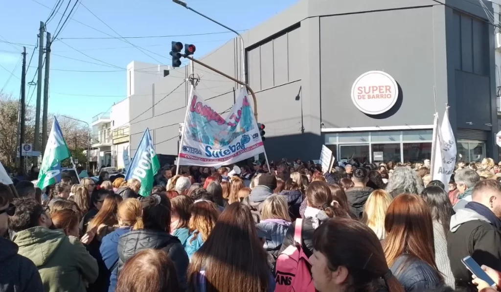 Hoy se llevó a cabo un paro docente por 24 horas y movilización contra la violencia hacia jardines en Lomas de Zamora