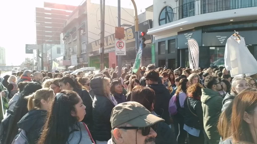 Hoy se llevó a cabo un paro docente por 24 horas y movilización contra la violencia hacia jardines en Lomas de Zamora