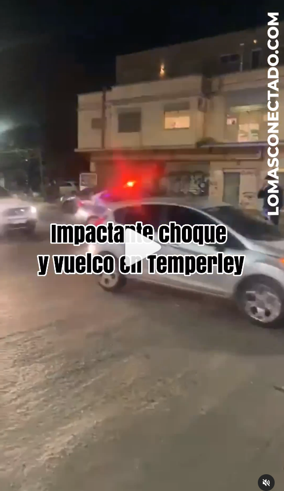 Video en Instagram - Dos autos chocaron fuertemente en Temperley, uno volcó y el otro se terminó en la vereda. 