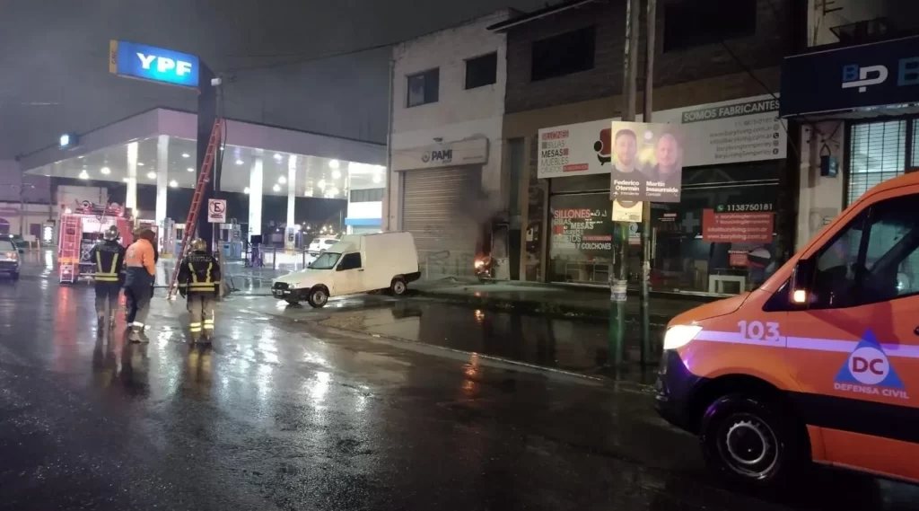 Fuerte explosión en medio de un incendio en una instalación eléctrica en un edificio de PAMI