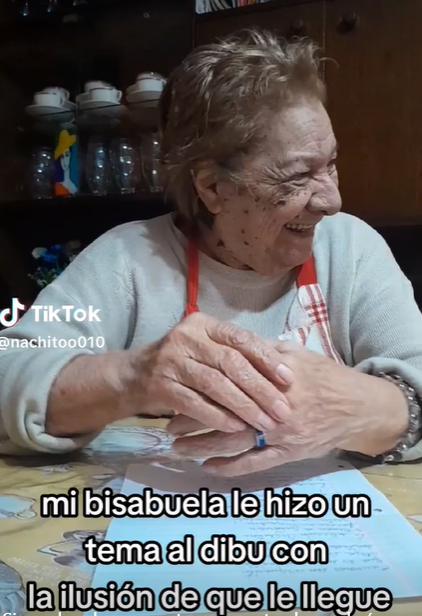 Tiene 84 años y es una bisabuela fanática del fútbol que le escribió una canción a su ídolo Dibu Martínez