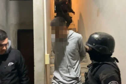 ROBÓ Y BALEÓ