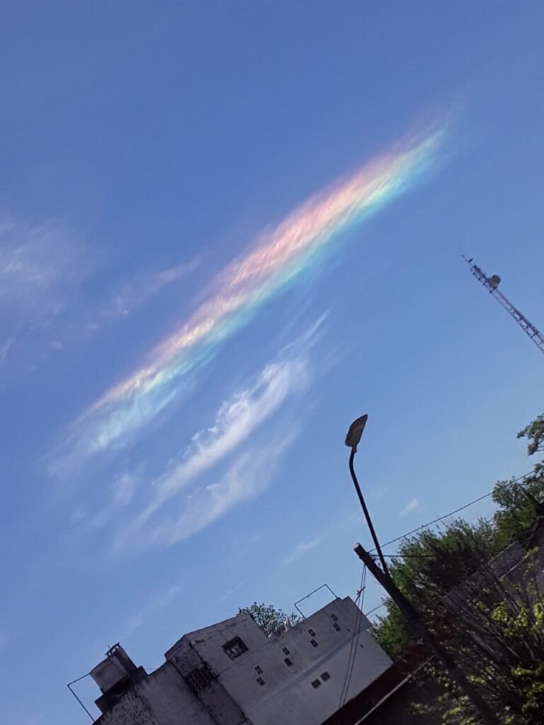 Unas líneas de nubes con diferentes colores en el cielo se podían ver a simple vista... ¿Pero qué eran?