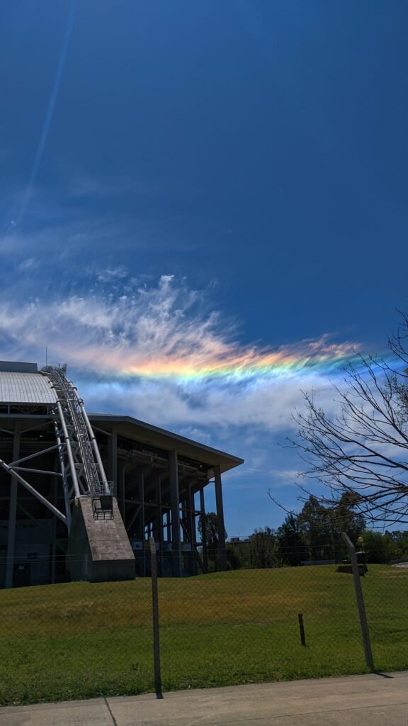 Unas líneas de nubes con diferentes colores en el cielo se podían ver a simple vista... ¿Pero qué eran?