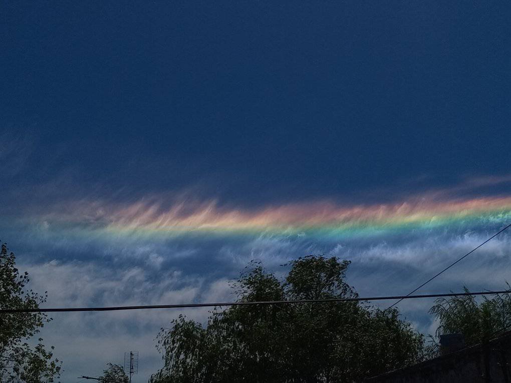 Unas líneas de nubes con diferentes colores en el cielo se podían ver a simple vista... ¿Pero qué eran?