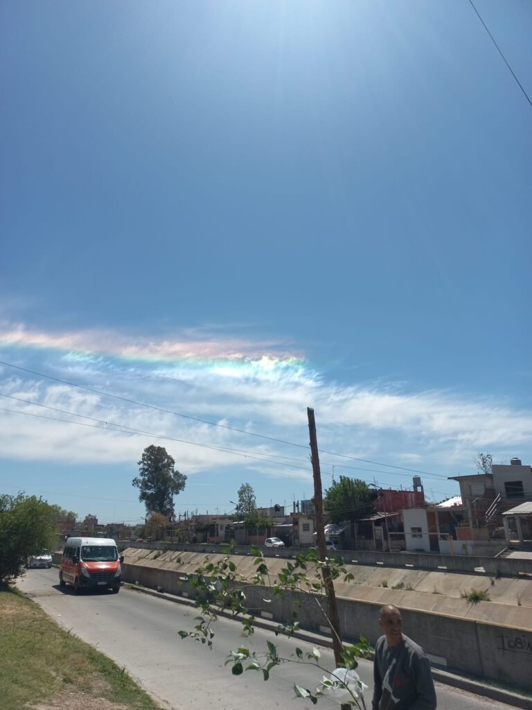 Unas líneas de nubes con diferentes colores en el cielo se podían ver a simple vista... ¿Pero qué eran?