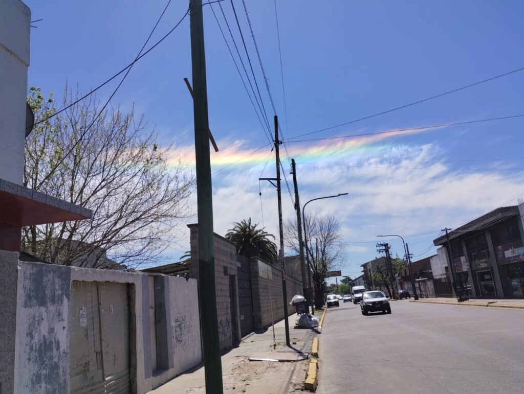 Unas líneas de nubes con diferentes colores en el cielo se podían ver a simple vista... ¿Pero qué eran?