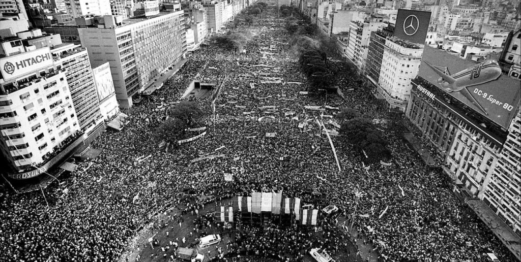 41 años de democracia en Argentina: el legado de Raúl Alfonsín y el fin de la última dictadura militar