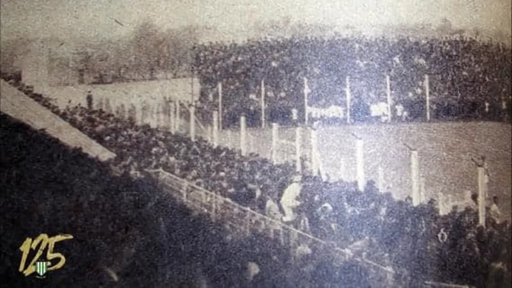 El Club Atlético Banfield celebra sus 129 años de historia y una pasión deportiva por el popular "Taladro" 