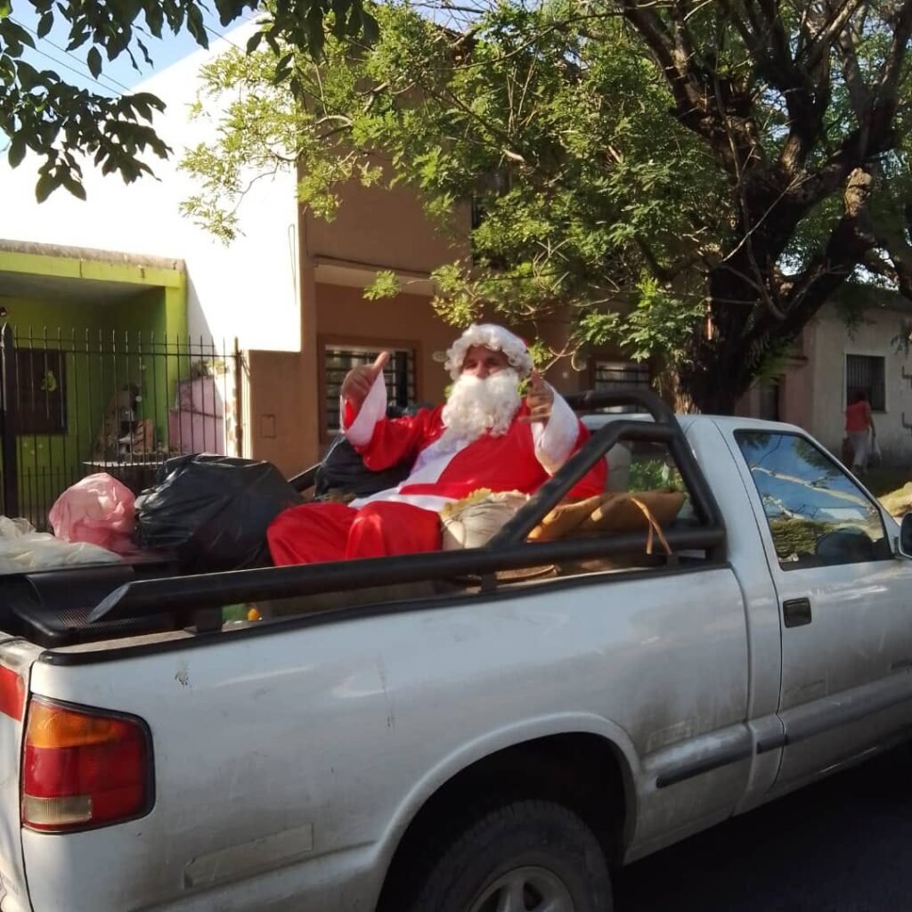 Un vecino de Llavallol inició una colecta de juguetes para donar vestido de Papá Noel a los niños del Hospital Gandulfo 