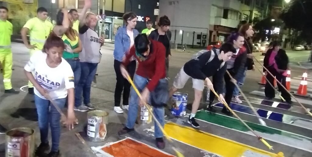 El colectivo de diversidad y la Secretaría Géneros de Lomas pintaron con sus colores la senda peatonal en Lomas Centro