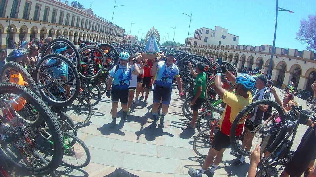 Este domingo se llevó a cabo la 38° Peregrinación en Bicicleta a Luján desde la Catedral de Lomas de Zamora 