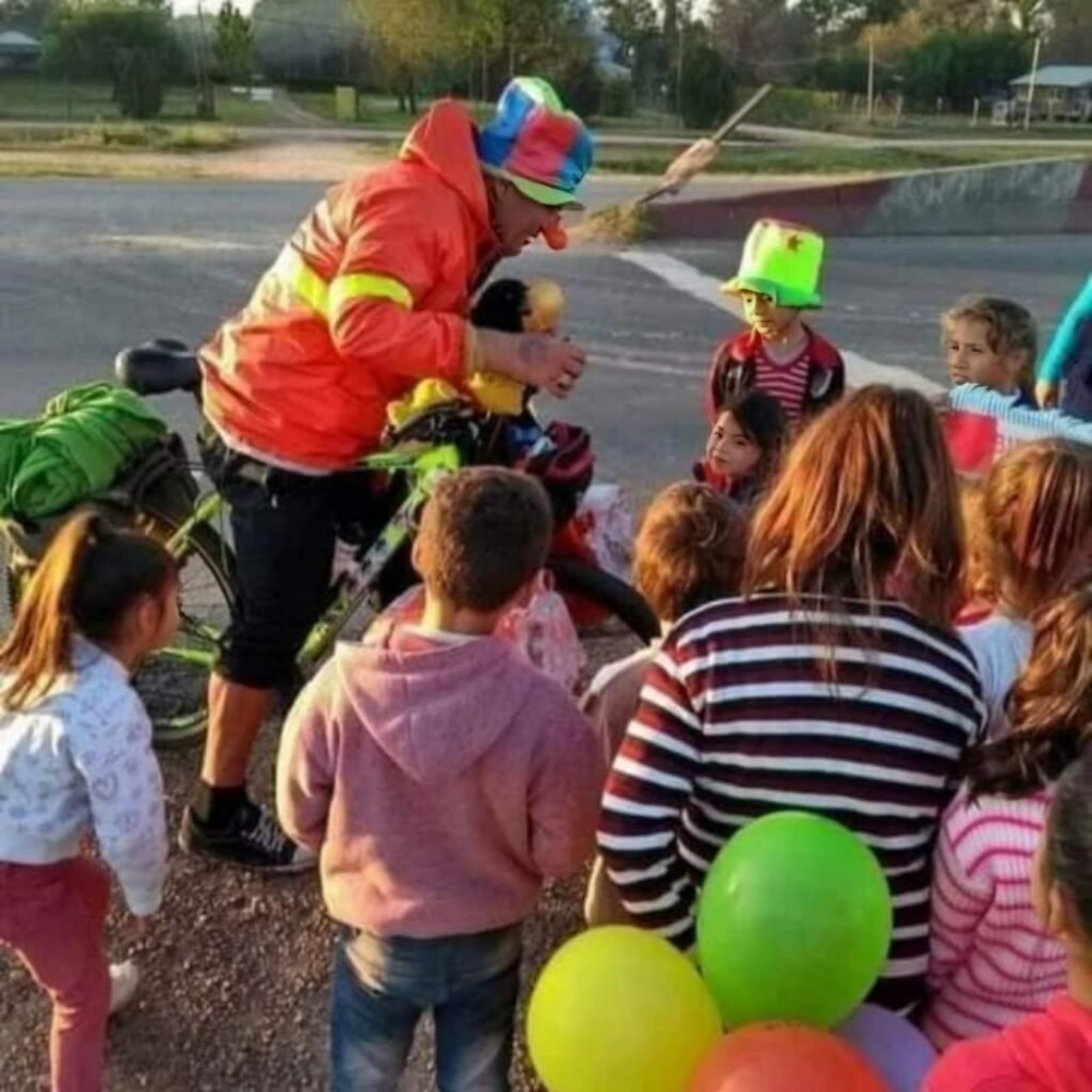 Un vecino de Llavallol inició una colecta de juguetes para donar vestido de Papá Noel a los niños del Hospital Gandulfo 