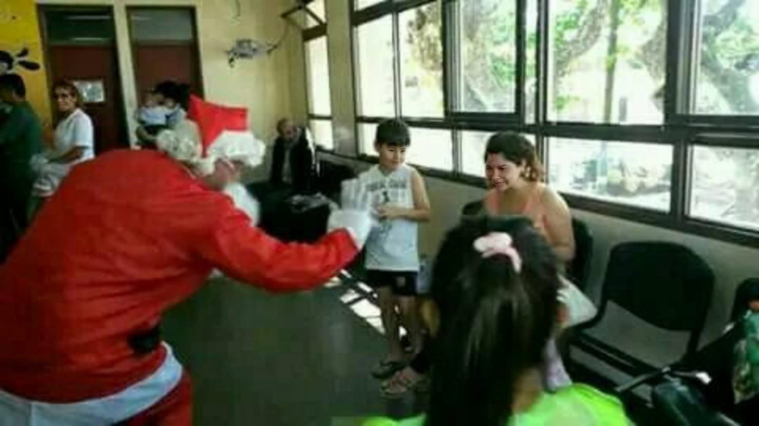 Un vecino de Llavallol inició una colecta de juguetes para donar vestido de Papá Noel a los niños del Hospital Gandulfo 