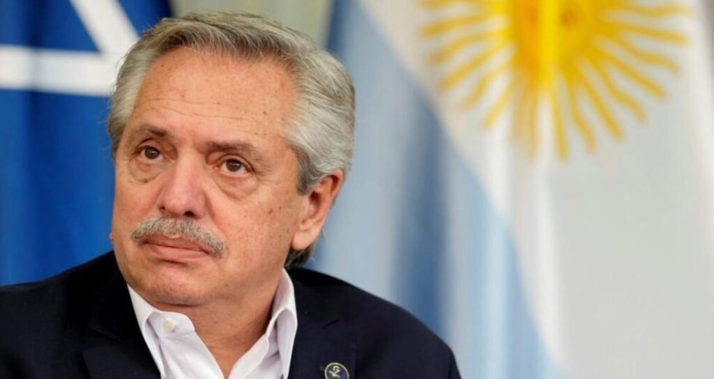 El expresidente Alberto Fernández compartió una critica el acuerdo de swap de divisas: "Querida Argentina, lamento que tu presidente sea un idiota"