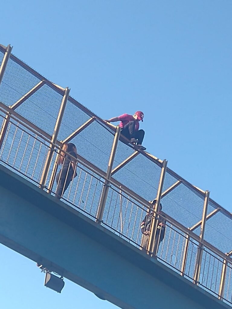 Un joven héroe logró persuadir a otro hombre que bajase del puente peatonal de donde planeaba lanzarse