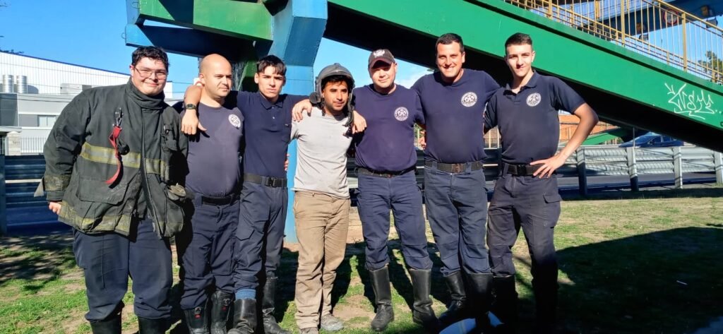 Un joven héroe logró persuadir a otro hombre que bajase del puente peatonal de donde planeaba lanzarse